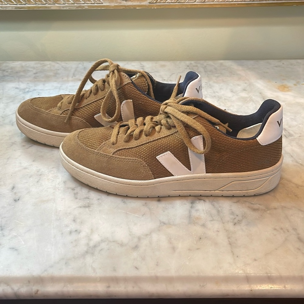 Gently worn women’s Veja V-12 size 8